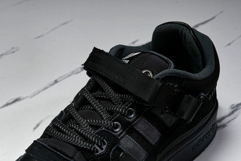 Tênis Adidas x Bad Bunny
