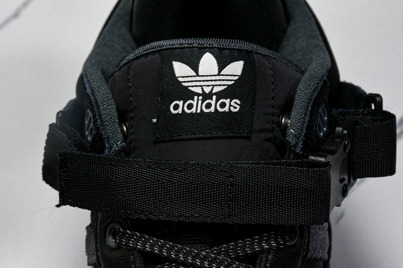 Tênis Adidas x Bad Bunny